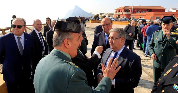 Foto: El ministro del Interior, Juan Ignacio Zoido, en una reciente visita a La Línea. (EFE)