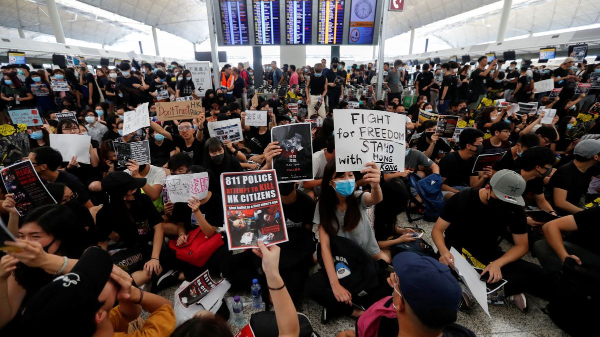 Miles de manifestantes 'toman' el aeropuerto de Hong Kong, que cancela todos sus vuelos