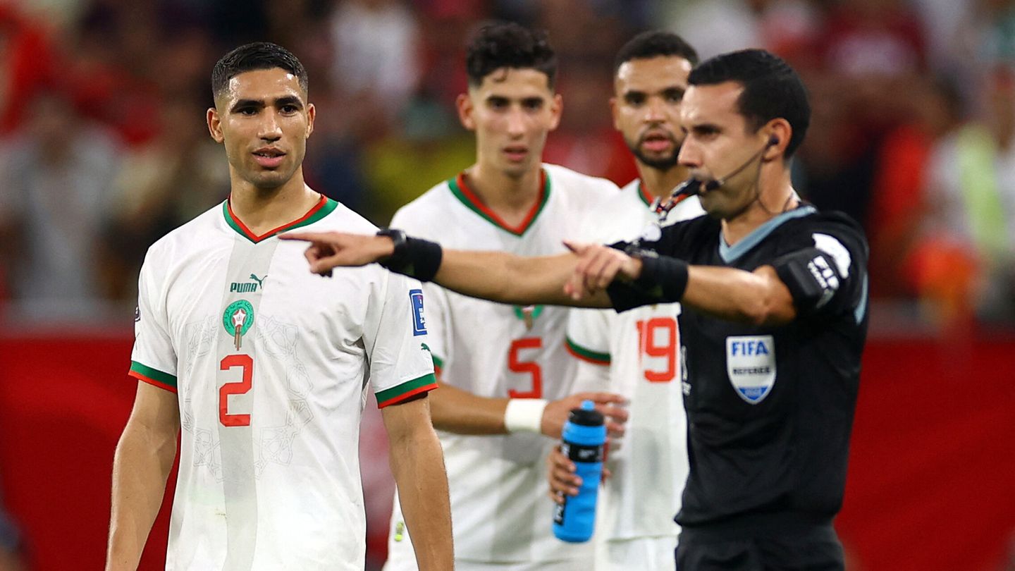 El árbitro César Ramos durante un partido de la selección marroquí en el Mundial de Qatar 2022.