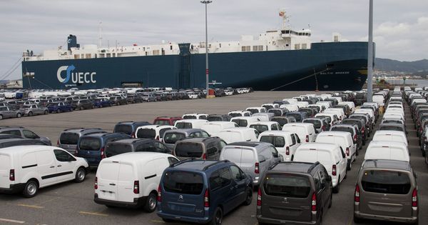 Foto: Coches a la espera de ser embarcados en el Puerto de Vigo (EFE)