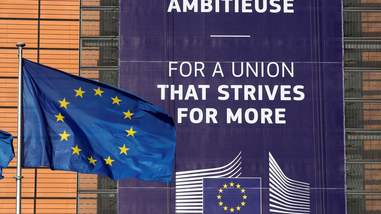 Bandera europea ante la sede del Ejecutivo comunitario. (Reuters)