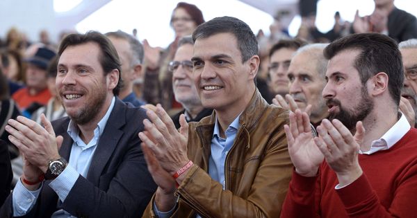 Foto: Pedro Sánchez, flanqueado por el alcalde de Valladolid, Óscar Puente, y el líder del PSOE en Castilla y León, Luis Tudanca, el pasado sábado en Valladolid. (EFE)