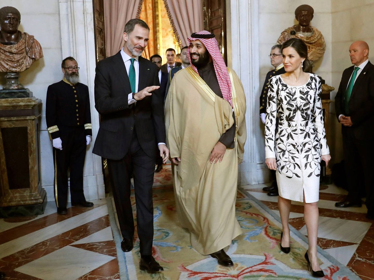 El príncipe saudí, con los Reyes en el Palacio Real durante su última visita a España. (Cordon Press)
