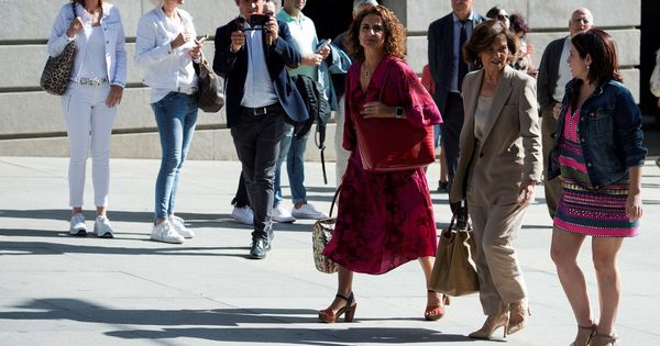 Foto: Carmen Calvo, con María Jesús Montero y Adriana Lastra, este 10 de septiembre llegando a su reunión con Unidas Podemos en el Congreso. (EFE)