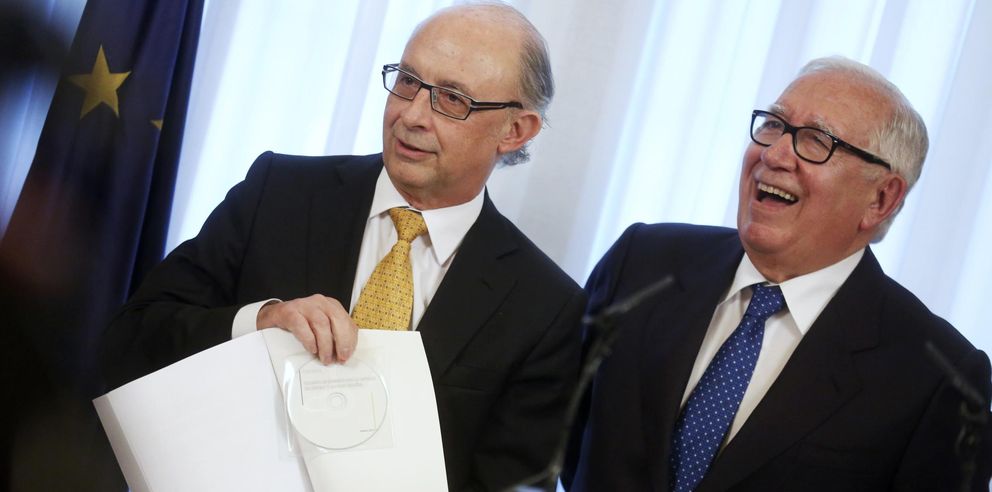 Manuel Lagares (d) entrega al ministro de Hacienda, Cristóbal Montoro (c), el informe. (Reuters)