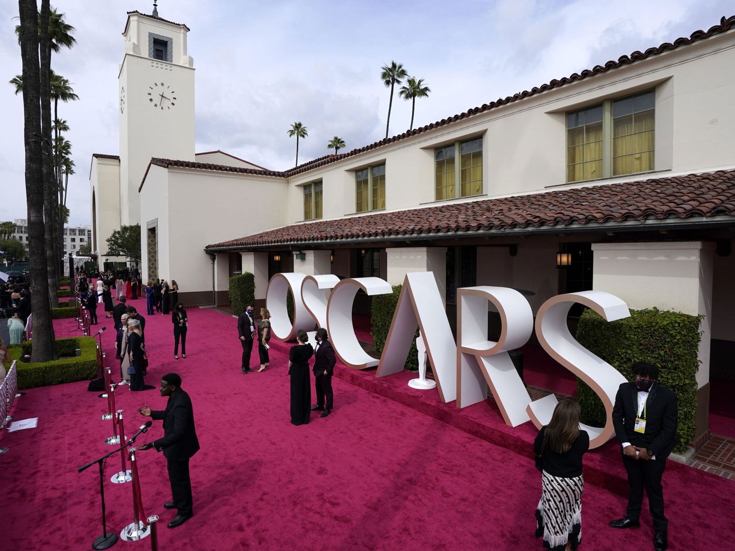 Daniel Kaluuya contesta preguntas en la alfombra roja de Los Oscar. (EFE)