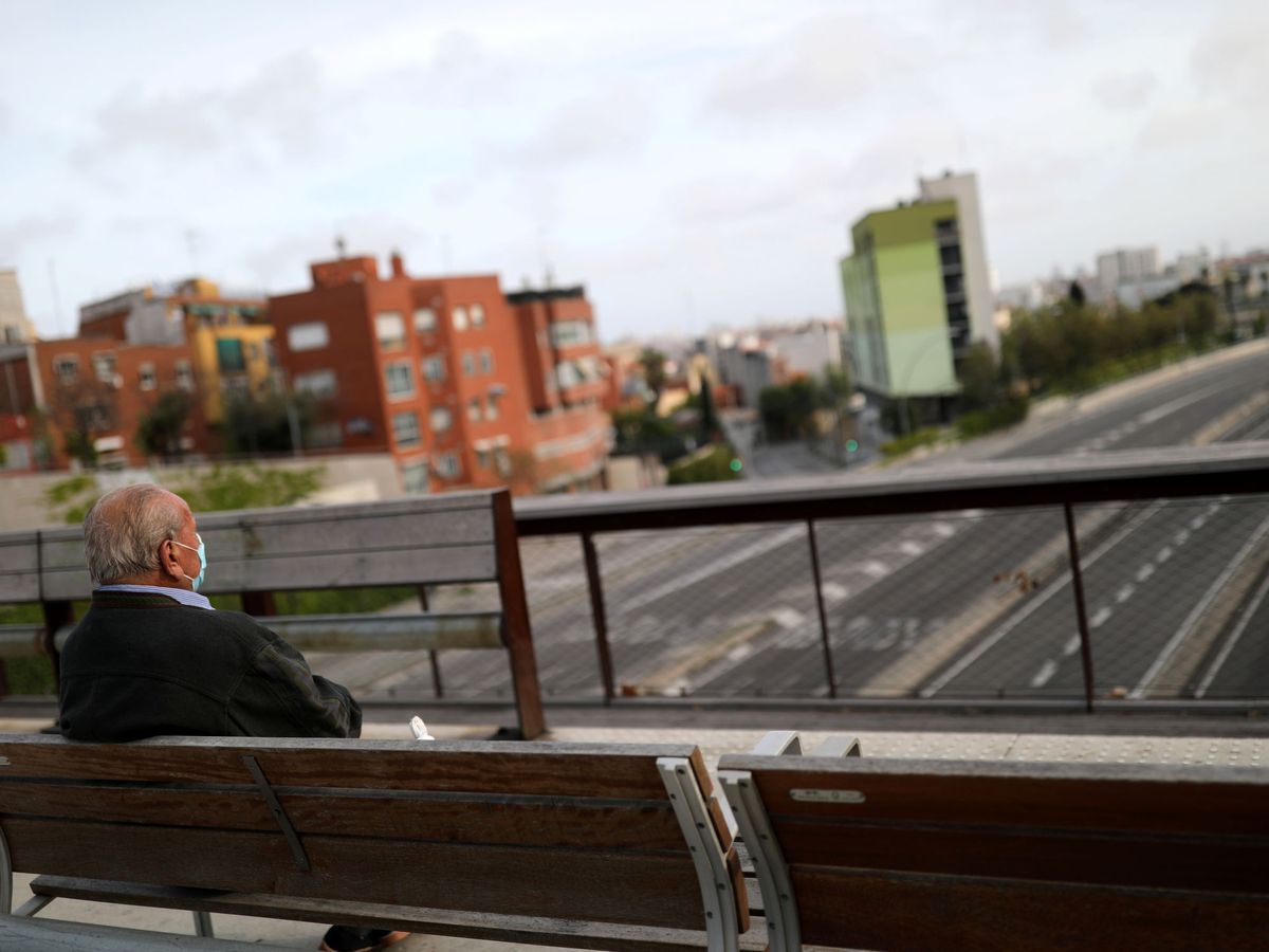 Foto: Un hombre con mascarilla frente a Avenida Meridiana de Barcelona. (Reuters)