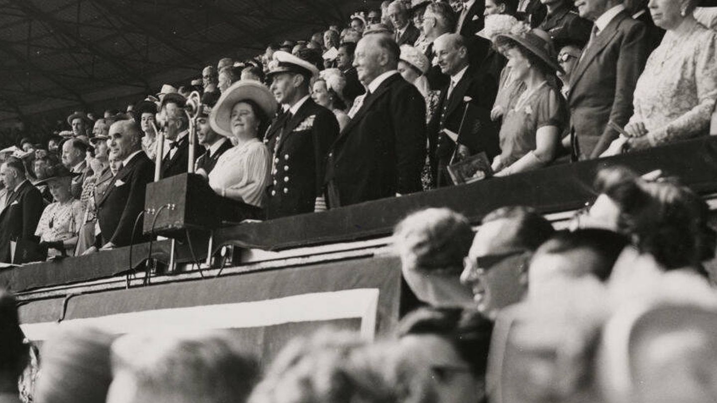 El rey, junto a la reina Isabel a punto de pronunciar un discurso. (Getty/Daily Herald Archive/National Science)