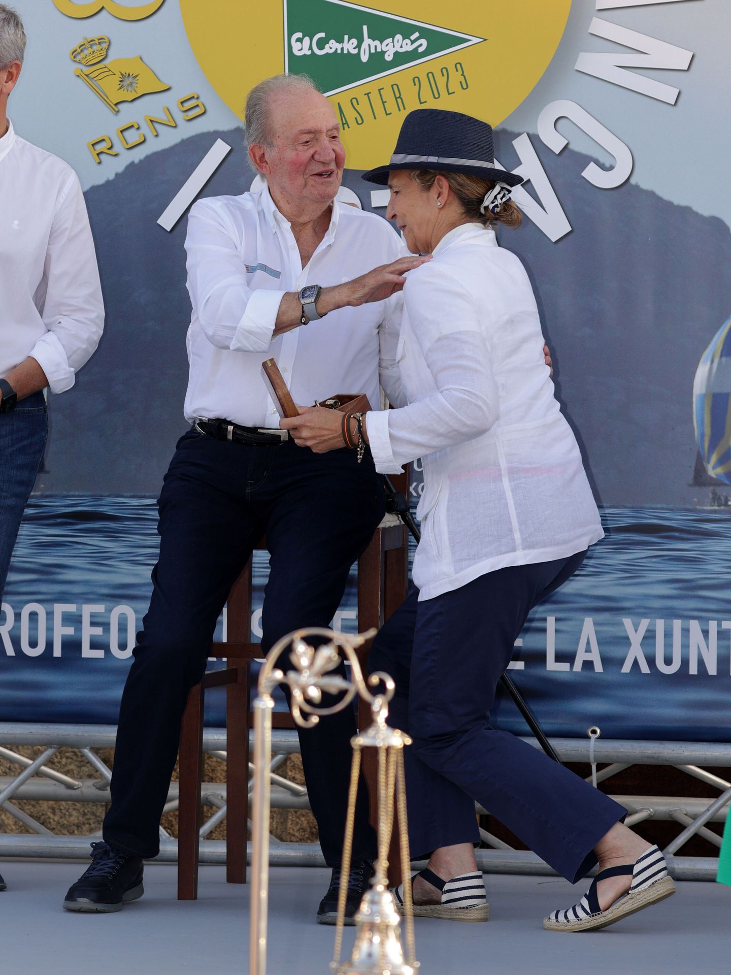El rey Juan Carlos y la infanta Elena durante la entrega de premios de la 8ª edición de las Regatas Rey Juan Carlos, en Sanxenxo. (EP)