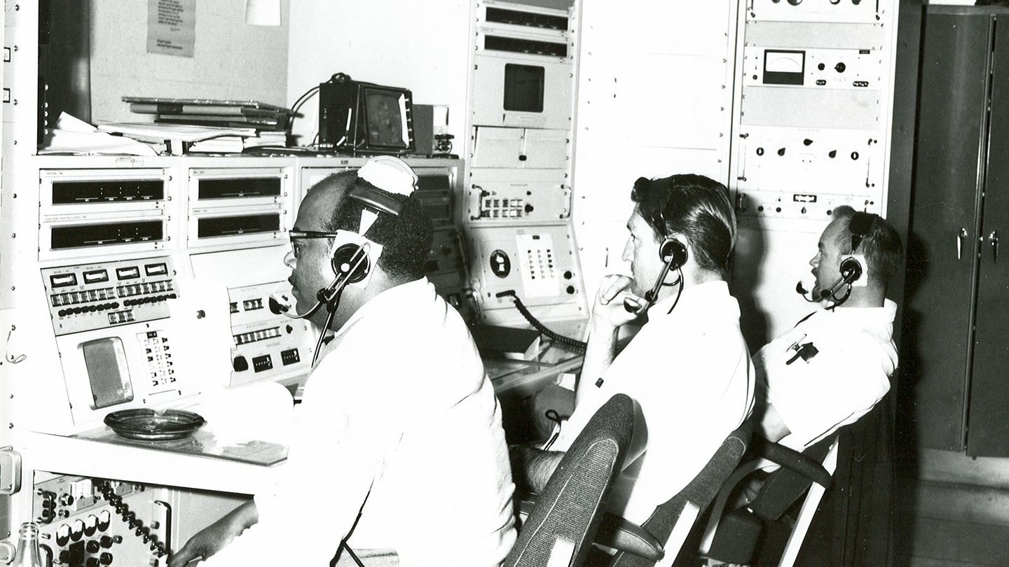 Equipo y personal de la estación de Fresnedilla de la Oliva vigilando al Apolo 11. (Mediapro)