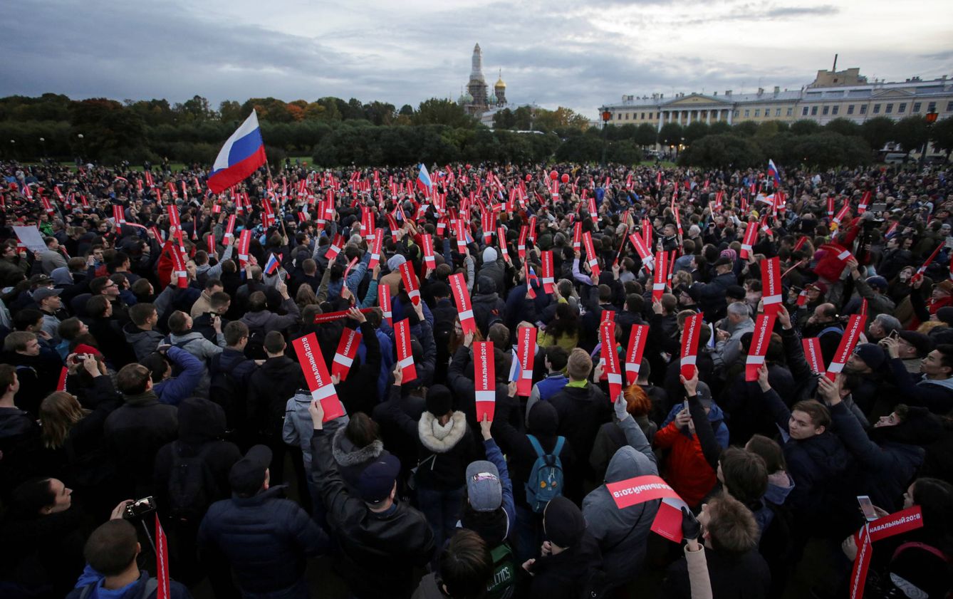 Seguidores de Navalny durante una manifestación opositora en San Petersburgo, en noviembre de 2017. (Reuters) 