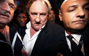 Strauss-Kahn llega a Cannes con Depardieu y a pesar del boicot