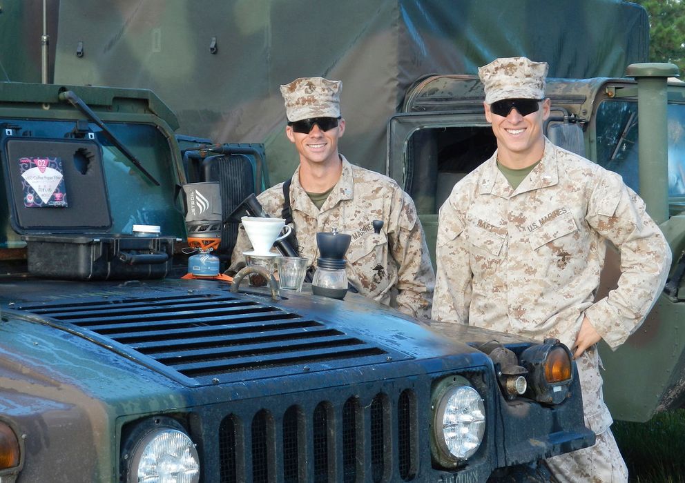 Foto: Los marines Michael Haft y Harrison Suarez en Afganistán, posando con sus cafeteras. (GySgt Jayme Calderon)