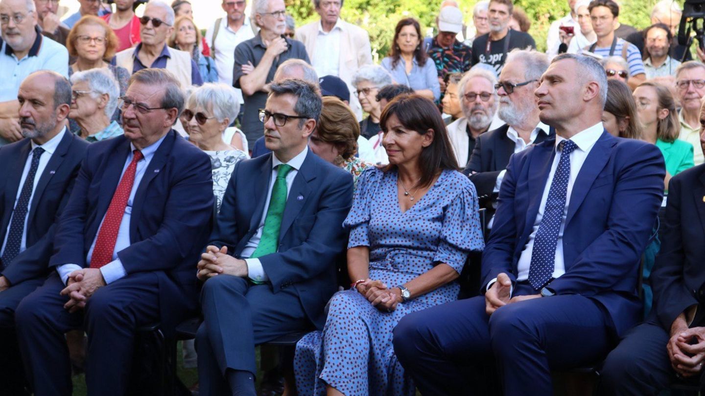 El ministro de la Presidencia, Relaciones con las Cortes y Memoria Democrática en funciones, Félix Bolaños, participa en el homenaje a 'La Nueve' en París junto a la la alcaldesa de París, Anne Hidalgo, y el alcalde de Kiev, Vitali Klichkó.