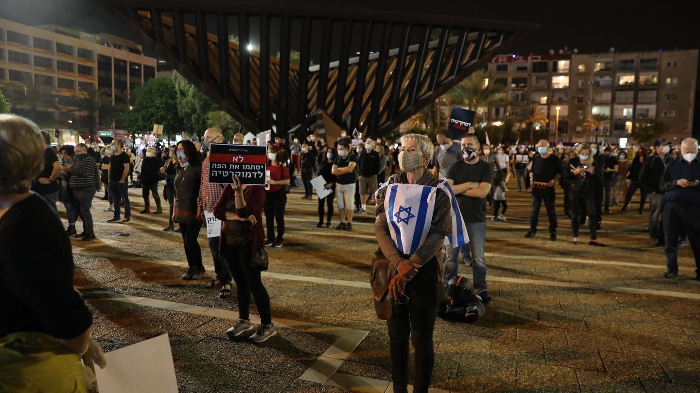 Manifestación en Israel donde los manifestantes guardan escrupulosamente las distancias. (Reuters)