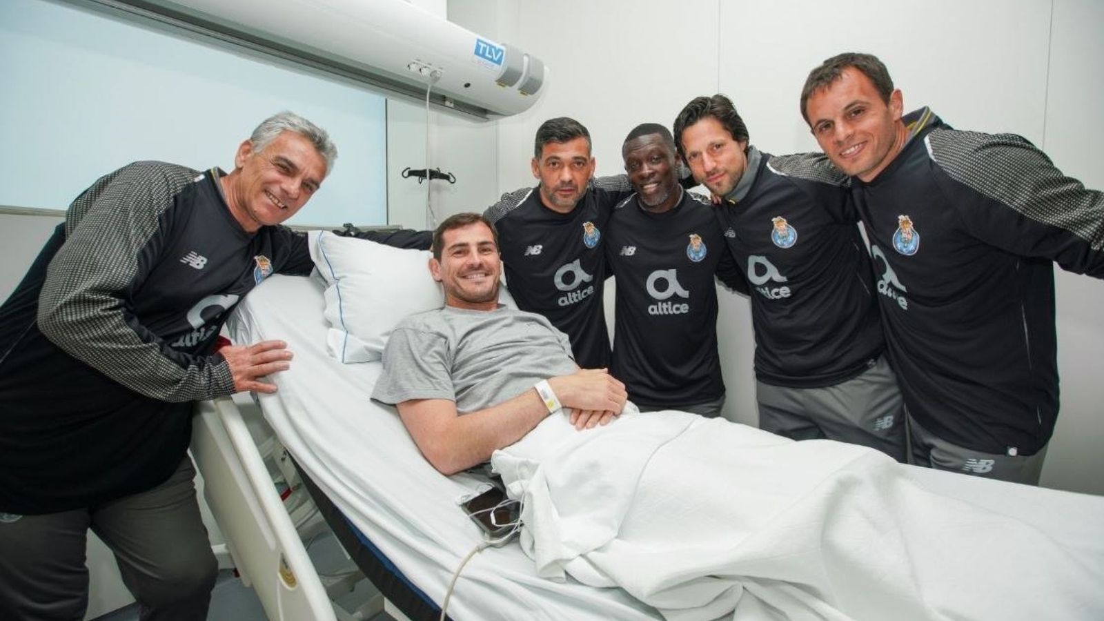 Foto: La plantilla del Oporto visitó a Casillas en el hospital. (EFE)