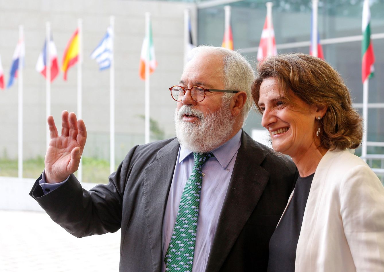 Ribera, con Arias Cañete, comisario europeo de Clima y Energía, miembro del PP y su predecesor en el cargo. (EFE)