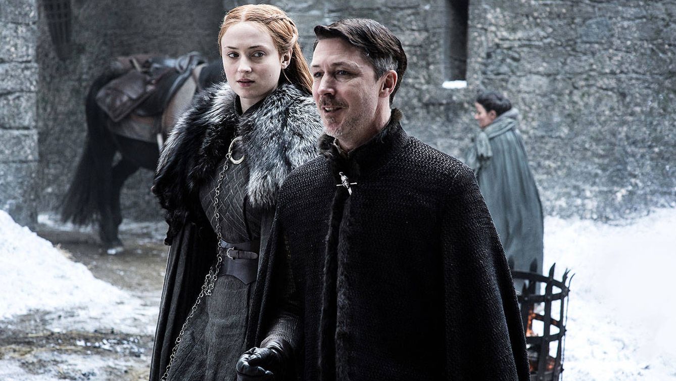Imagen del tercer capítulo de la séptima temporada con Sansa Stark junto a Meñique
