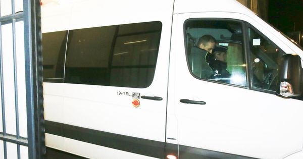 Foto: Una furgoneta con el expresidente de la Generalitat Carles Puigdemont y sus cuatro exconsejeros abandona la sede de la Fiscalía de Bruselas. (EFE)