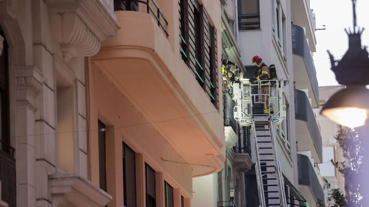 Muere un hombre y dos mujeres resultan heridas en el incendio de una vivienda en Valencia