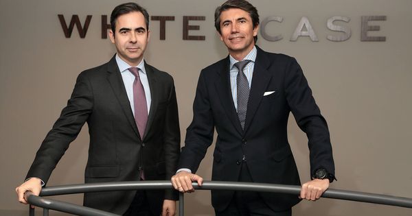 Foto: Ignacio Madalena (i), junto a Juan Manuel Remedios, socio director de White & Case en España. (White & Case)