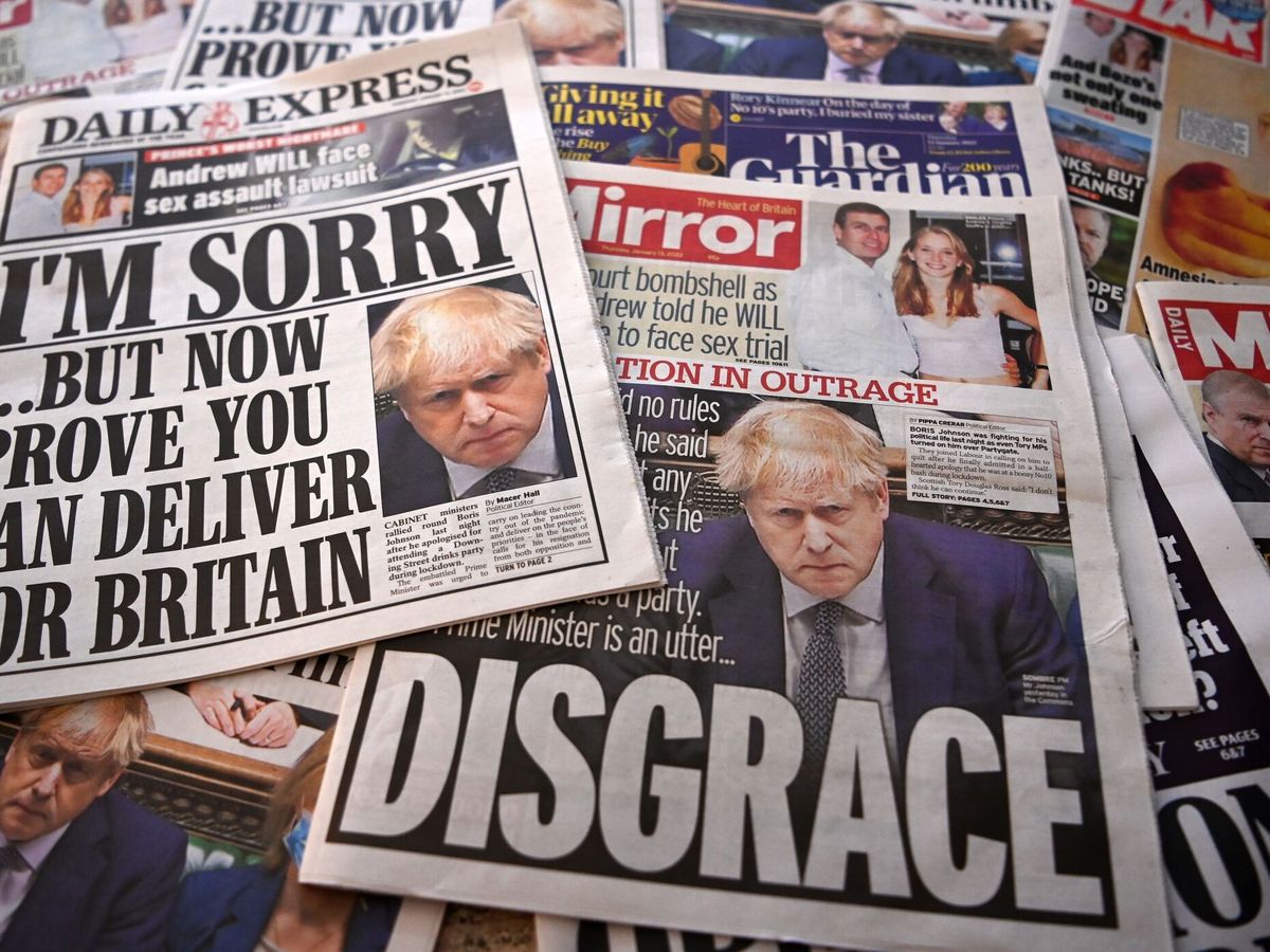 Foto: Las portadas de la prensa británica tras las disculpas de Johnson. (EFE/Andy Rain)
