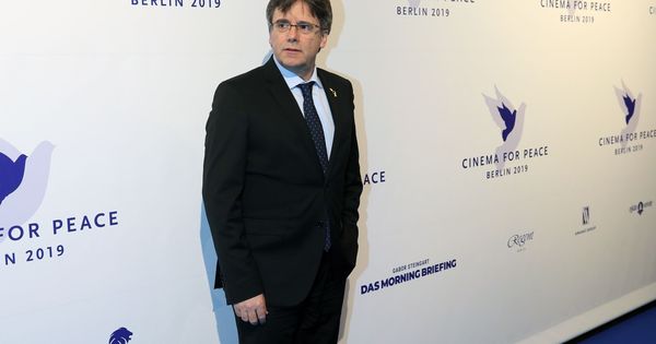 Foto: El expresidente de la Generalitat Carles Puigdemont posa para los medios a su llegada a la gala 'Cine por la Paz', correspondiente a la 69ª edición de la Berlinale. (EFE)