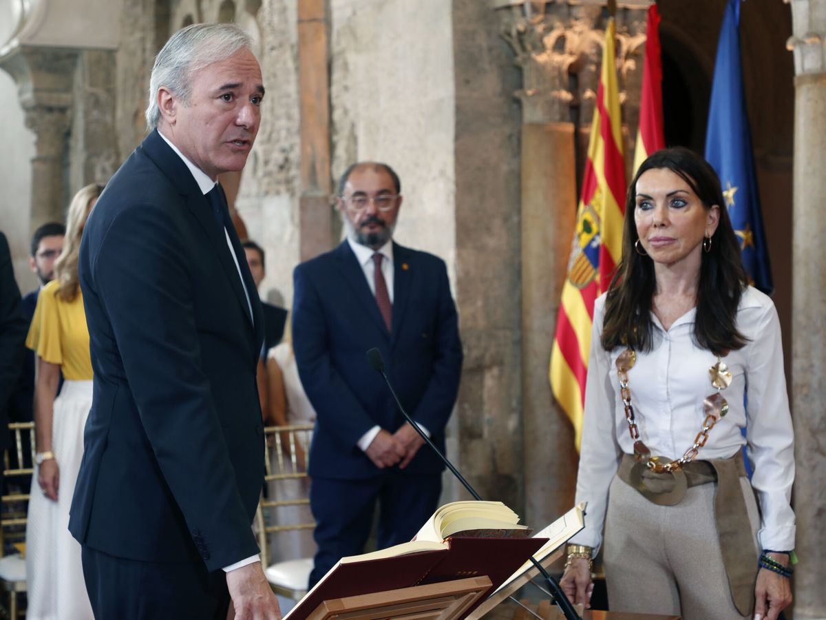 Foto: El recién investido presidente de Aragón, Jorge Azcón (i), durante la toma posesión del cargo en un acto en el Palacio de la Aljafería. (EFE/Javier Belver)