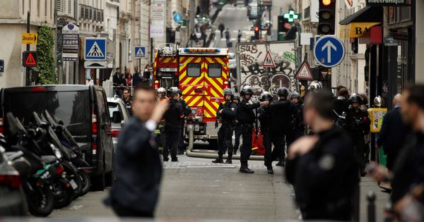 Foto: Varios miembros de las fuerzas policiales montan guardia en un perímetro de seguridad durante una supuesta toma de rehenes en París. (EFE)