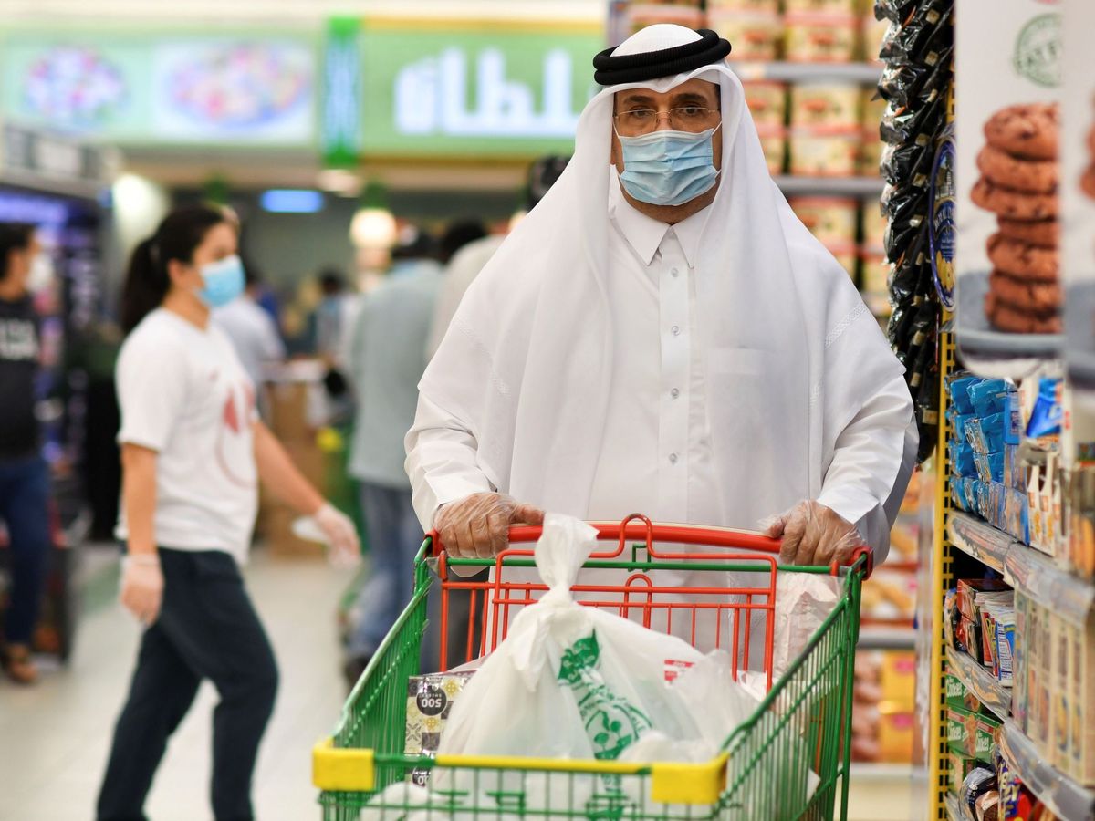 Foto: Un hombre con mascarilla en un supermercado de Doha. (EFE)