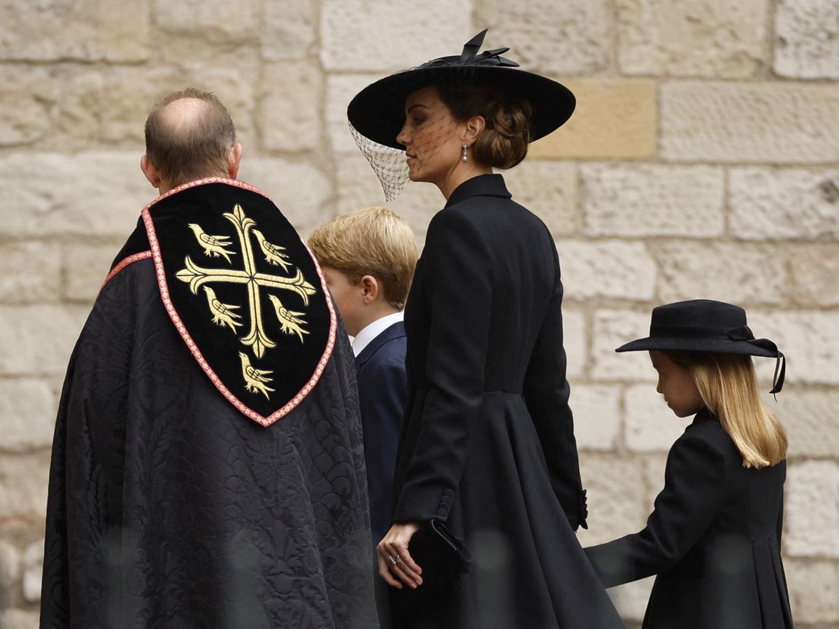 Kate Middleton y Meghan Markle, de riguroso luto y con joyas de Isabel II  en su funeral