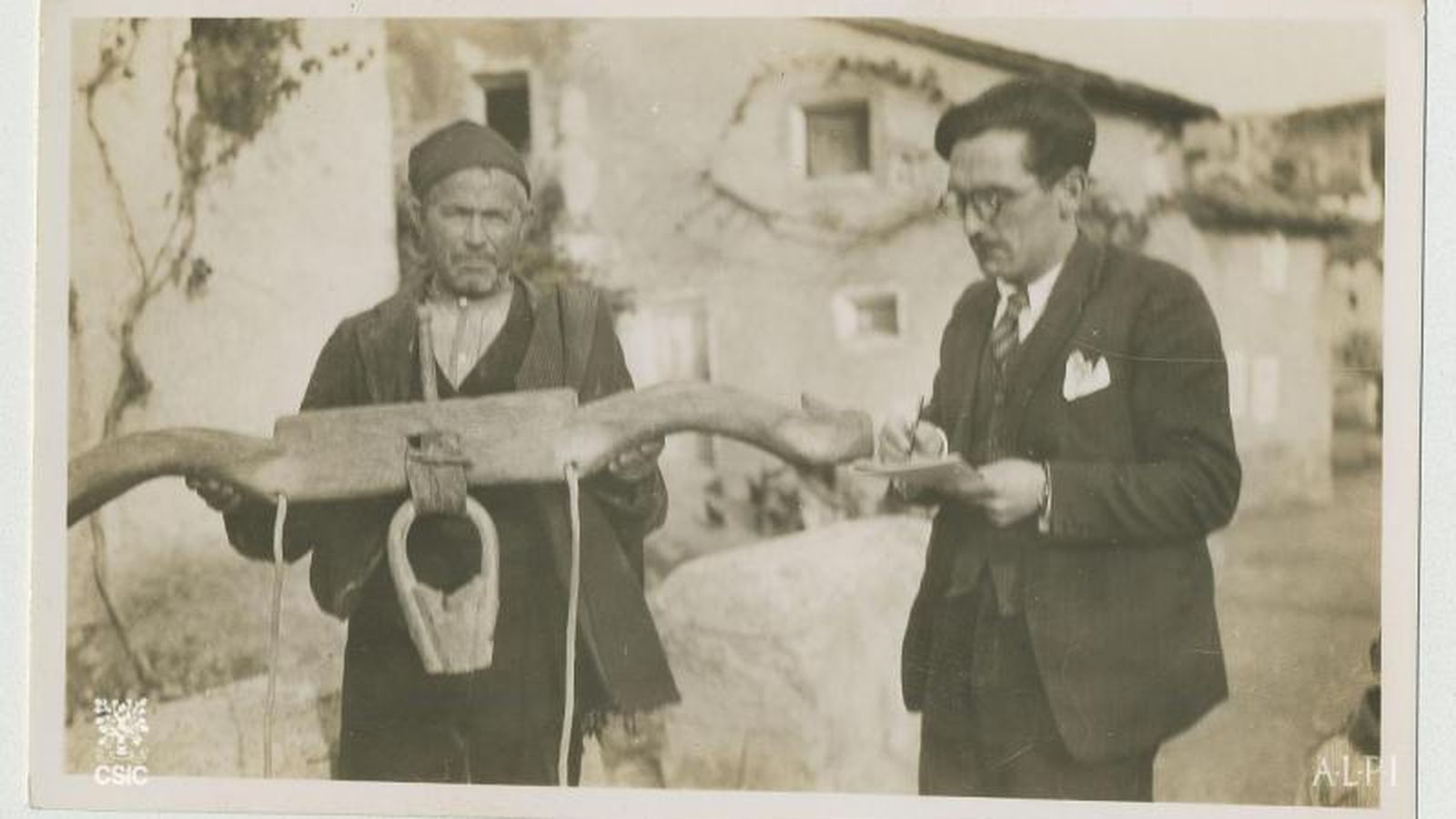 Foto: Lorenzo Rodríguez-Castellano encuestando en Codos (Zaragoza), para el Atlas Lingüístico de la Península Ibérica, entre 1931-1936. (CSIC)