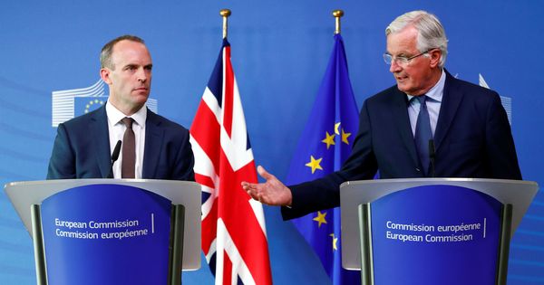 Foto: Barnier y Raab, al inicio de la nueva ronda de negociaciones en Bruselas. (Reuters)
