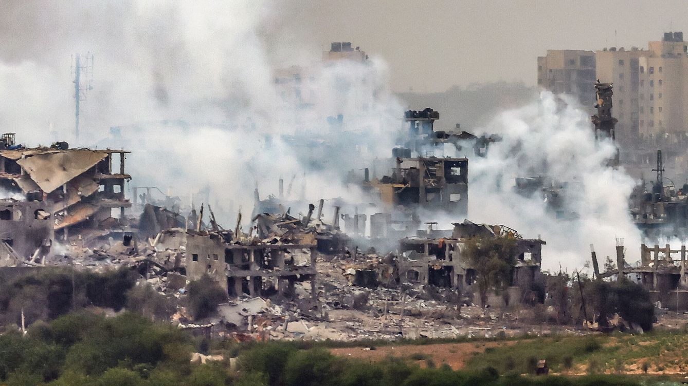 Foto: Imagen de un ataque aéreo israelí en el norte de la Franja de Gaza. (EFE/Hannibal Hanschike)
