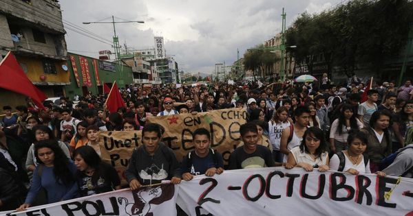 Foto: Estudiantes y miembros de organizaciones civiles participan en una marcha de conmemoración de la matanza de Tlatelolco, en Ciudad de México, el 2 de octubre de 2014. (Reuters)