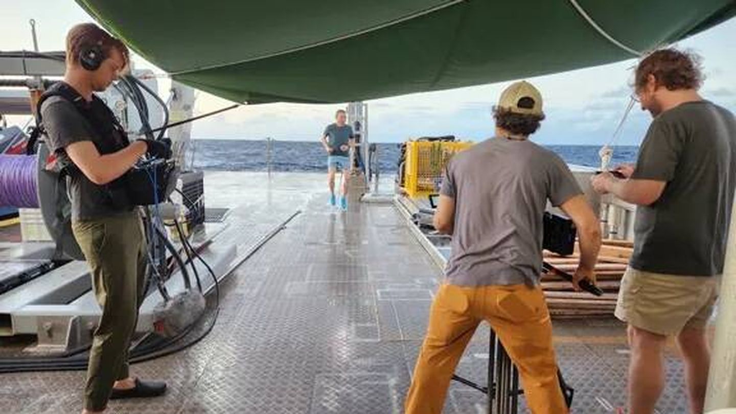 Un equipo de documentalistas filmando el footing matutino de Avi Loeb en la cubierta del Silver Star.