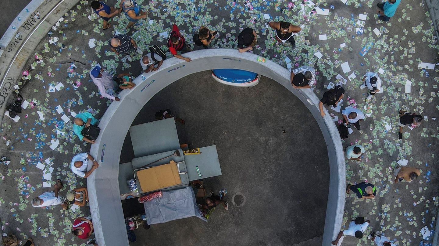 Fotografía aérea tomada con un dron que muestra a ciudadanos mientras hacen fila hoy para votar en un centro electoral de la favela de Rocinha, en Río de Janeiro (Brasil). (EFE)
