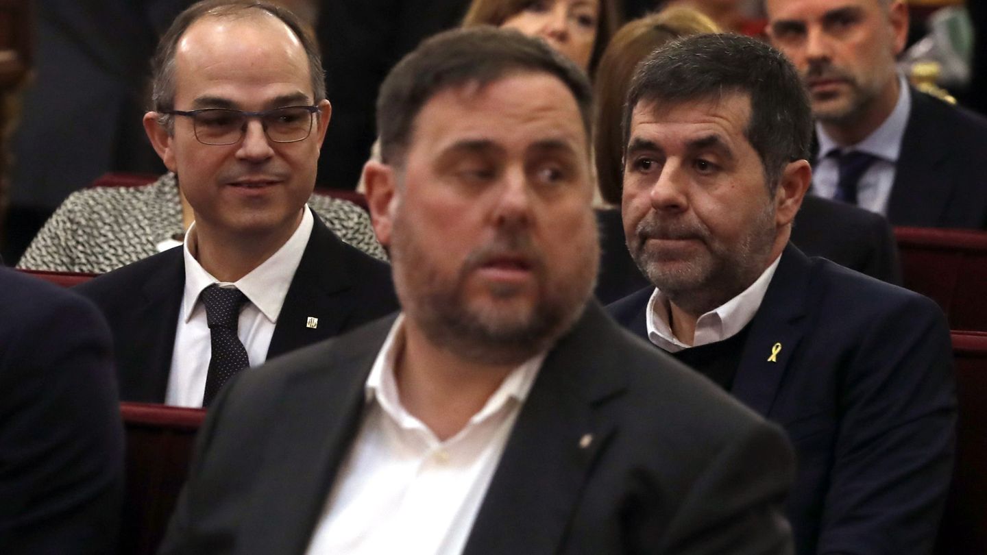 Oriol Junqueras (c), el exconsejero de Presidencia Jordi Turull (i) y Jordi Sànchez. (EFE)