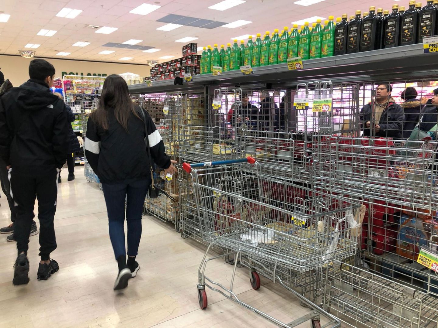 Estantes vacíos en el supermercado Esselunga, Milán. (EFE)