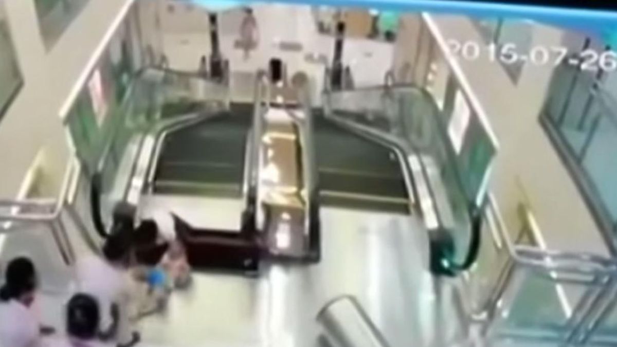 Una madre salva a su hijo de morir antes de fallecer al caer por unas escaleras mecánicas