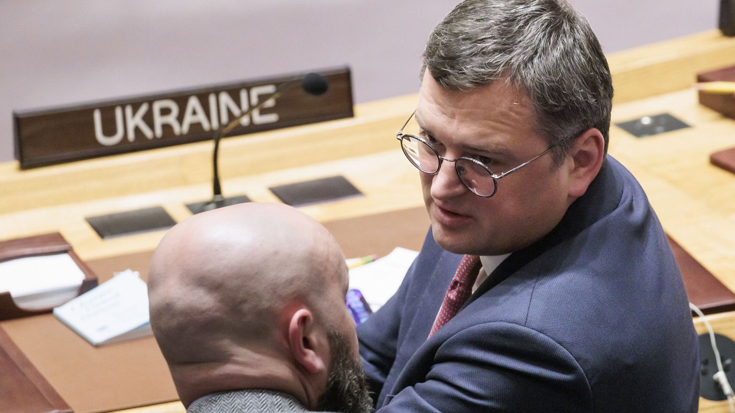 New York (United States), 24 02 2023.- Ukraine'Äôs Foreign Minister Dmytro Kuleba (R) talks with his delegation during a high-level United Nations Security Council meeting on the conflict in Ukraine, at United Nations headquarters in New York, New York, USA, 24 February 2023. The meeting is taking place on the one year anniversary of the start of Russia'Äôs invasion of Ukraine. (Rusia, Ucrania, Estados Unidos, Nueva York) EFE EPA JUSTIN LANE 