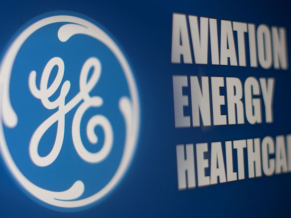 Foto: El logo de General Electric junto al nombre de sus tres grandes divisiones. (Reuters/Dado Ruvic)