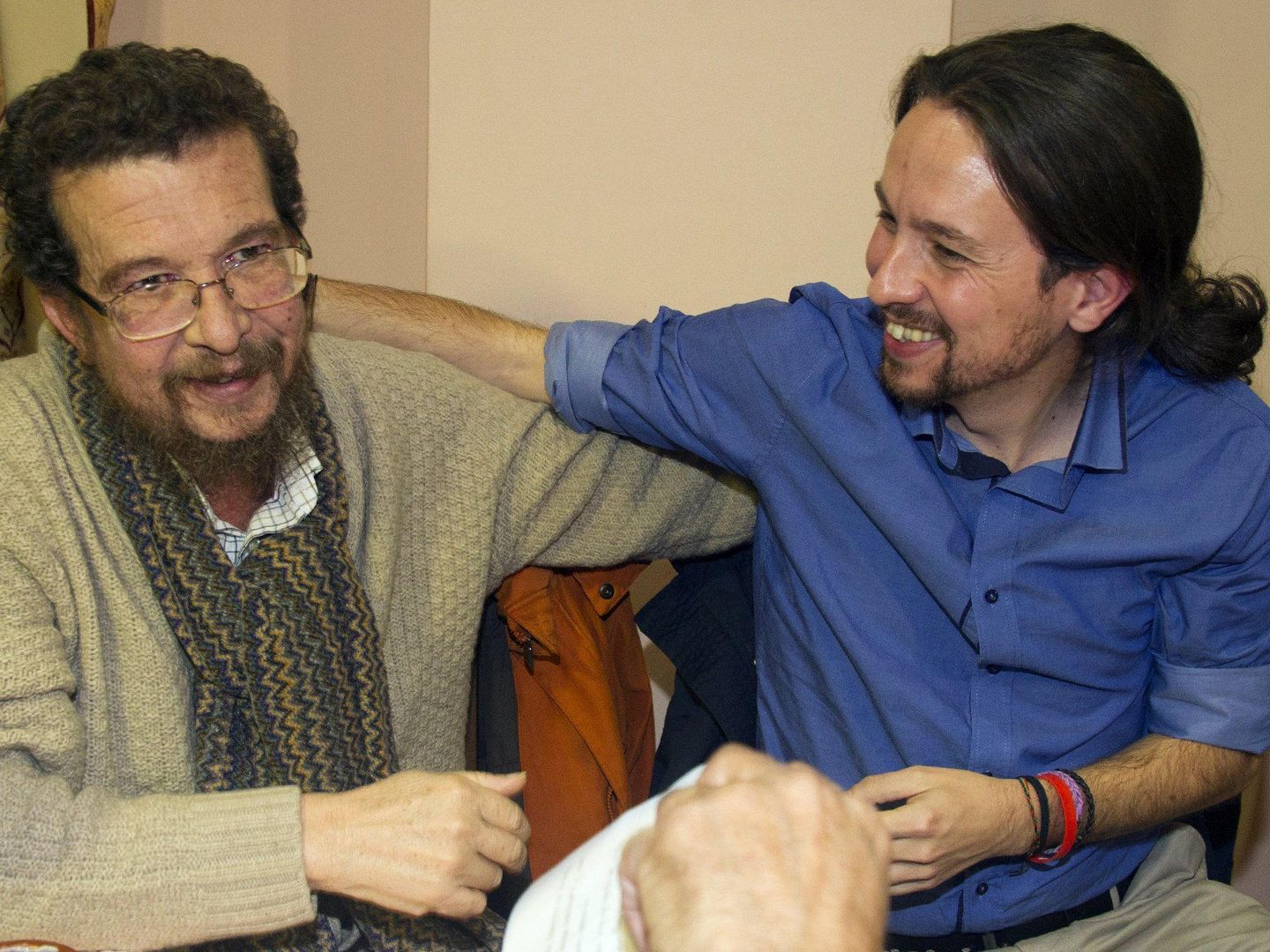 El secretario general de Podemos, Pablo Iglesias, acompañado por su padre, Javier Iglesias. (EFE)