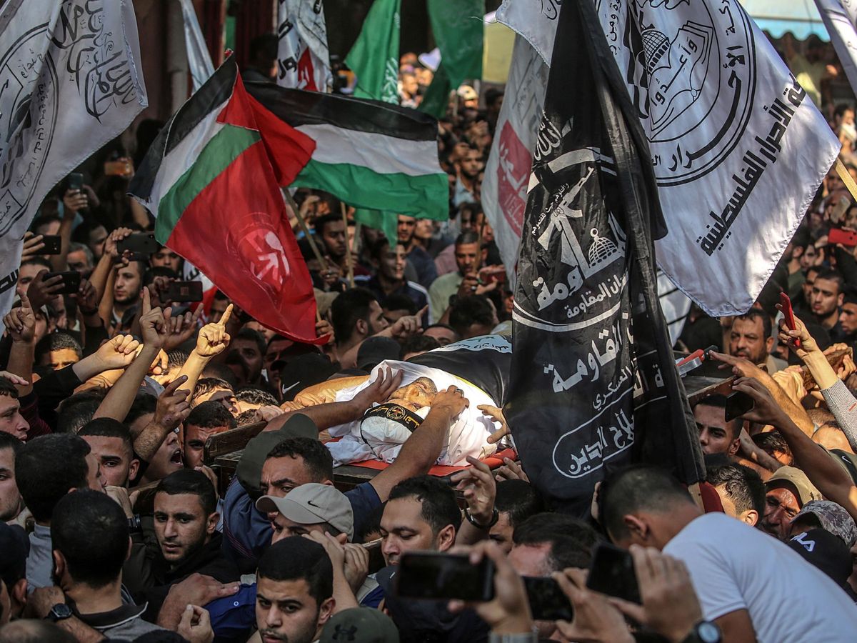 Foto: Palestinos llevan el cuerpo del líder de yihad islámica en Gaza. (EFE)