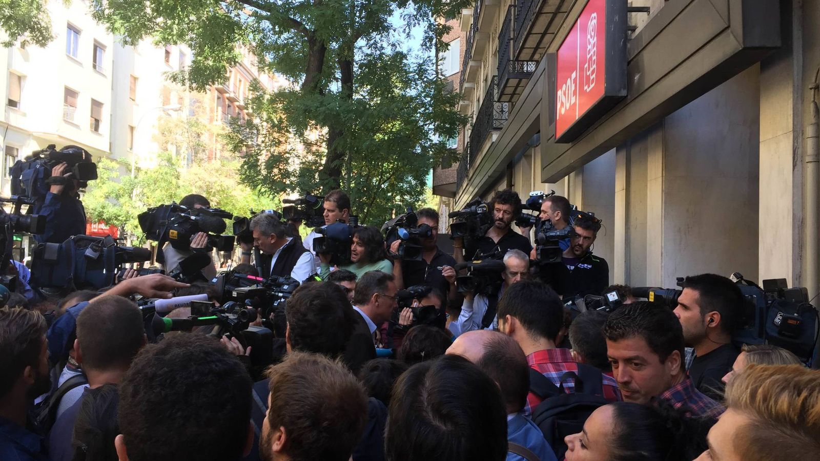 Foto: La entrada a la sede del PSOE en la calle Ferraz el pasado jueves mientras tenía lugar la Ejecutiva (P.E.)