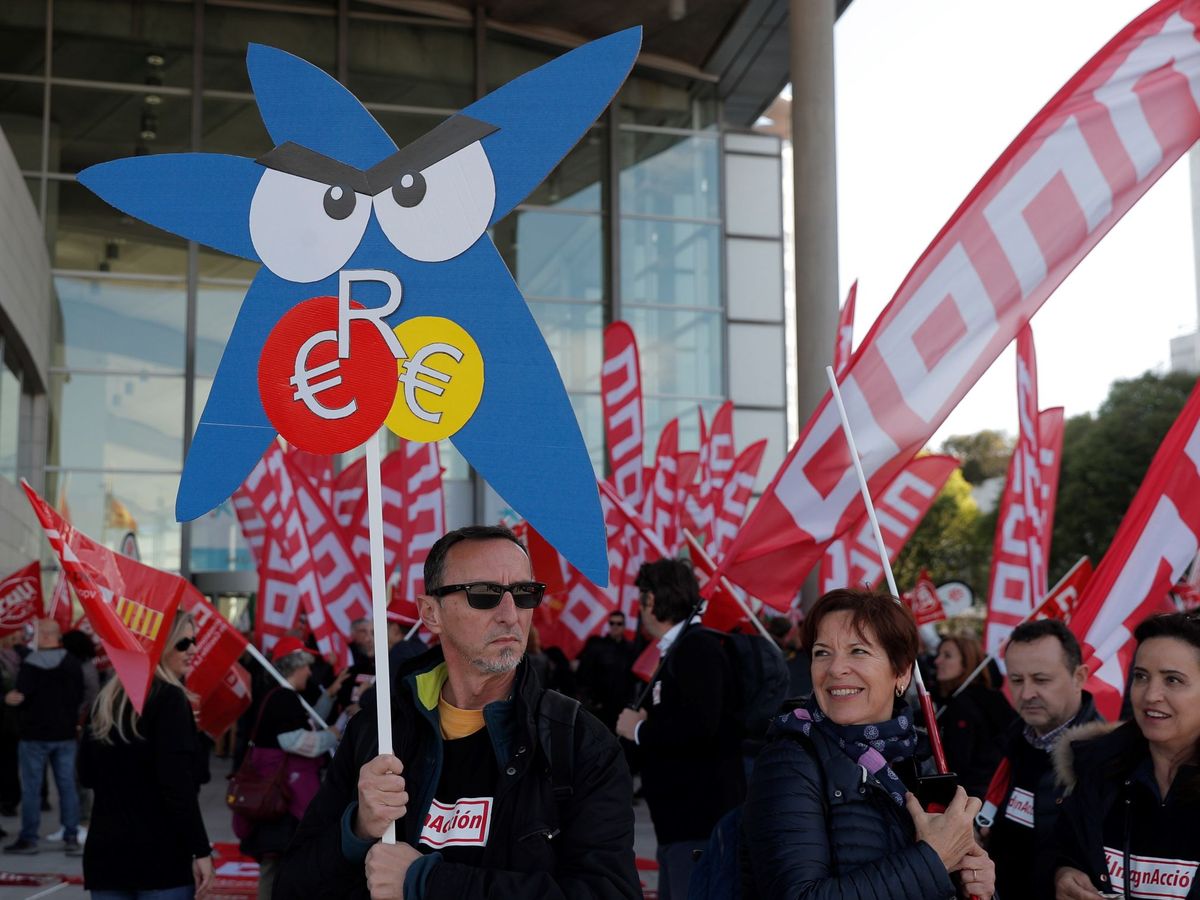 Foto: Sindicalistas protestan contra el ERE en la junta de CaixaBank (EFE)
