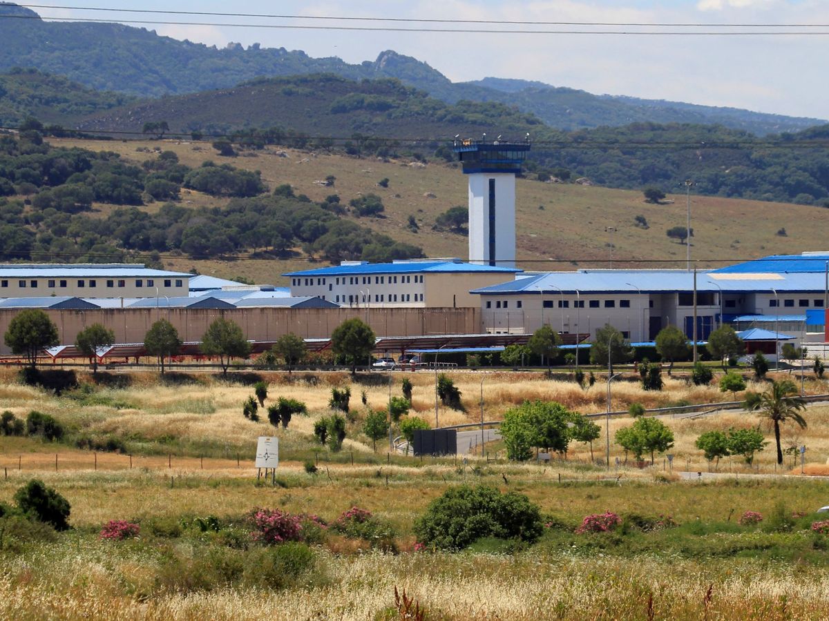 Foto: El centro penitenciario de Botafuegos, en Algeciras, epicentro de la red (EFE/A.Carrasco Ragel)