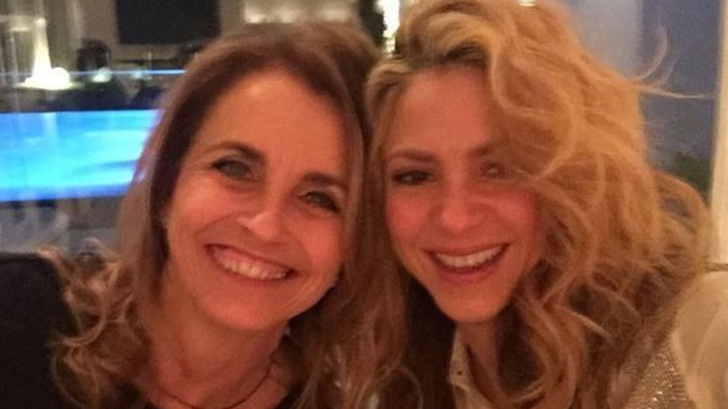 Shakira también posó con su suegra, la madre de Piqué.