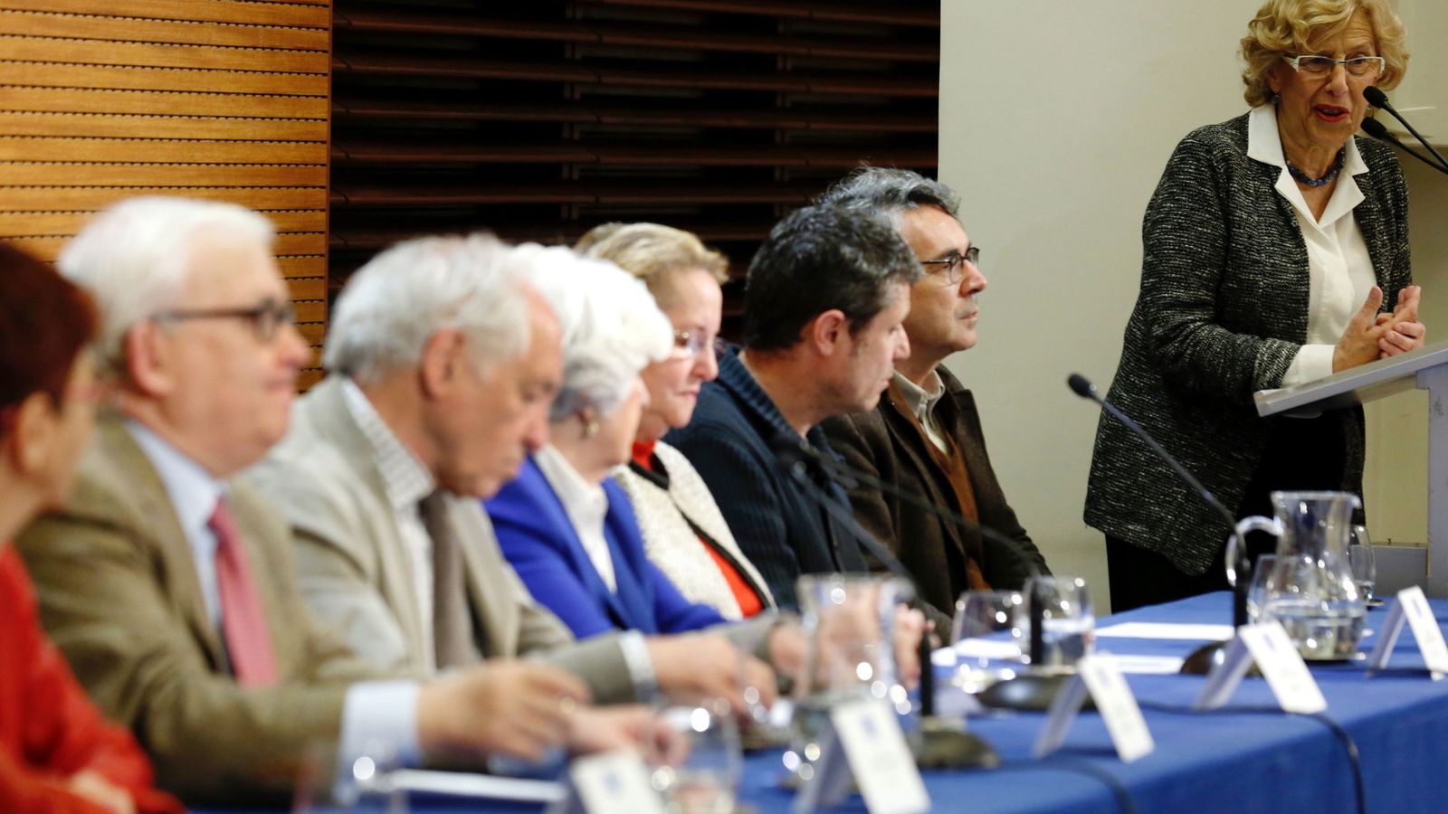 Foto: La alcaldesa Manuela Carmena, con los miembros del comisionado. (EFE)