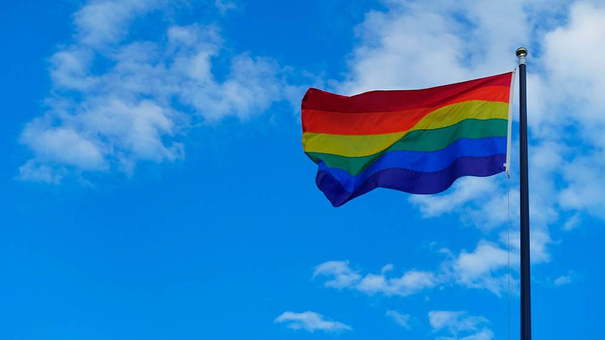 Despiden a una profesora por pedir a sus alumnos que juren lealtad a la bandera LGTBI